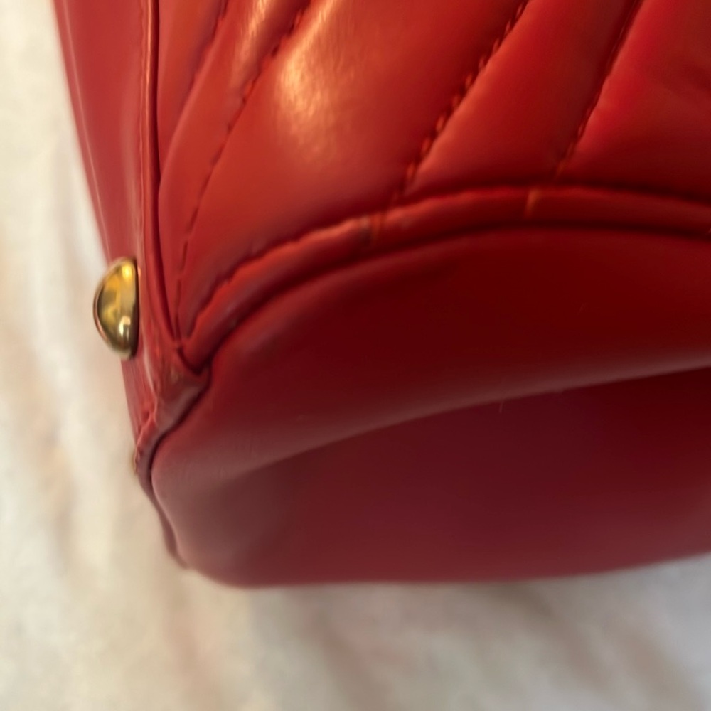 Gucci Red Shoulder Bag with Gold Hardware - Picture 4 of 16